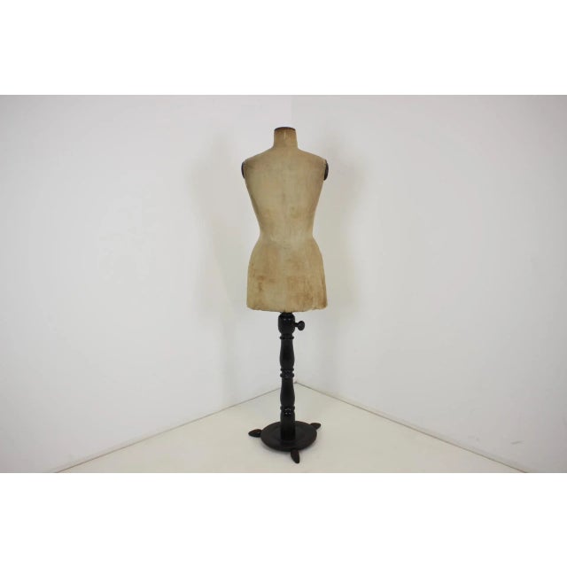 Height adjustable tailor's maiden, 1920s. Made of wood, fabric and hard paper. The lower part shows signs of slight...
