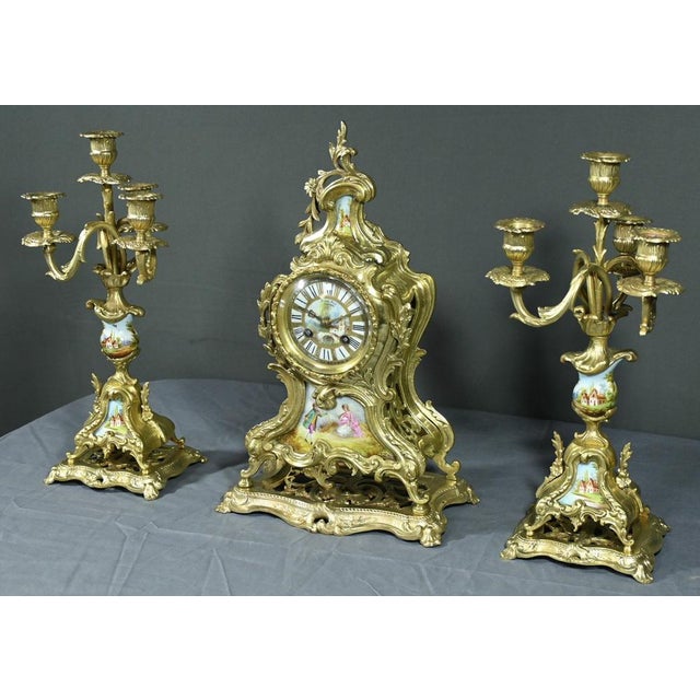 This magnificent fireplace insert, dating from 1930, is signed by a Breton watchmaker, more precisely Rennes. It consists...