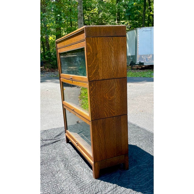 Arts & Crafts Antique Barrister Bookcase in Quarter-Sawn Oak Attributed to the Gunn Furniture Company For Sale - Image 3 of 12