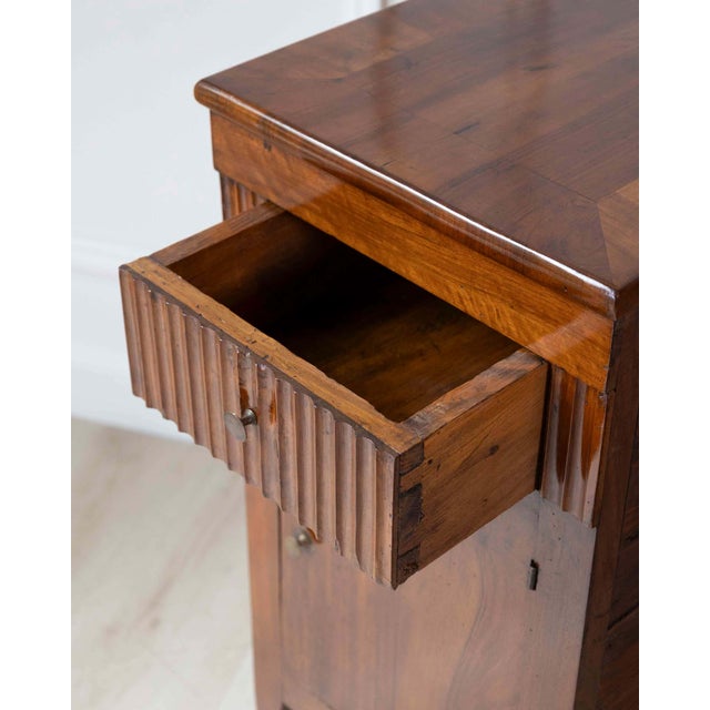 Italian Pair of Italian 18th Century Walnut Bedside Chests with Carved Fluted Drawers For Sale - Image 3 of 11