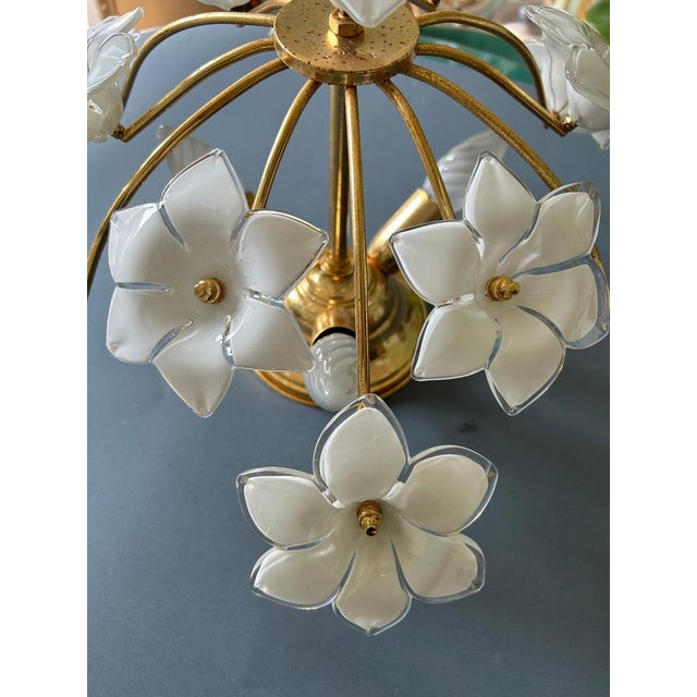 White Daisies Murano Ceiling Light, 1980s, in Very Good conditions. Designed 1980 to 1989 Up to 250V (Europe/UK...