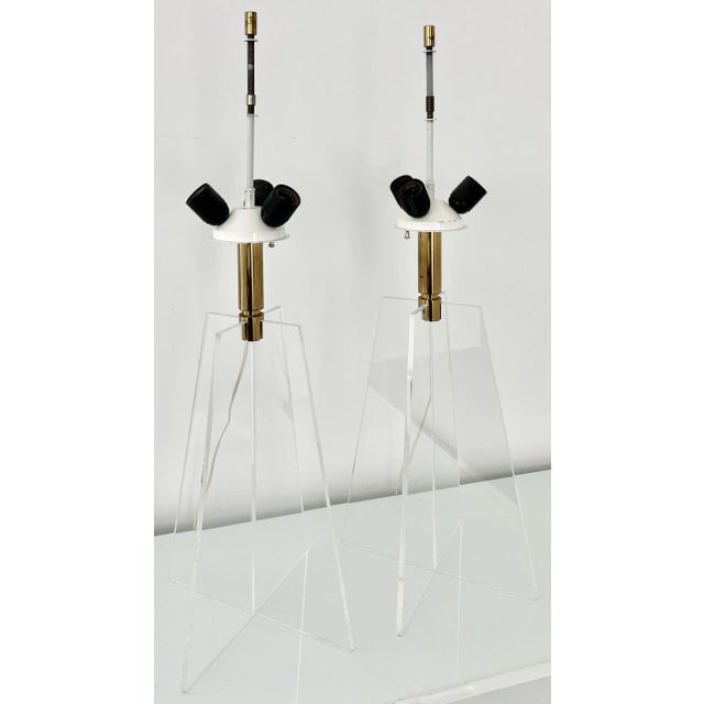 Mid-Century Modern Pair of Italian Midcentury Modern Lucite & Brass Table Lamps For Sale - Image 3 of 6