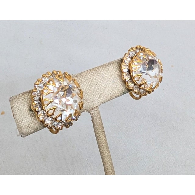1950s round goldtone prong set large round clear rhinestone with smaller round clear rhinestones surrounding it clip...