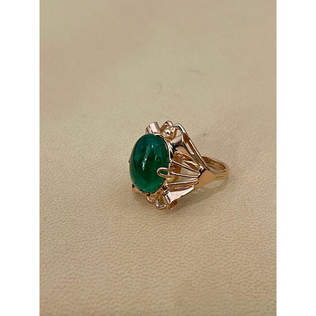 7 Carat Elongated Oval Emerald Cabochon 14 Karat Rose Gold Cocktail Ring Vintage For Sale - Image 4 of 18