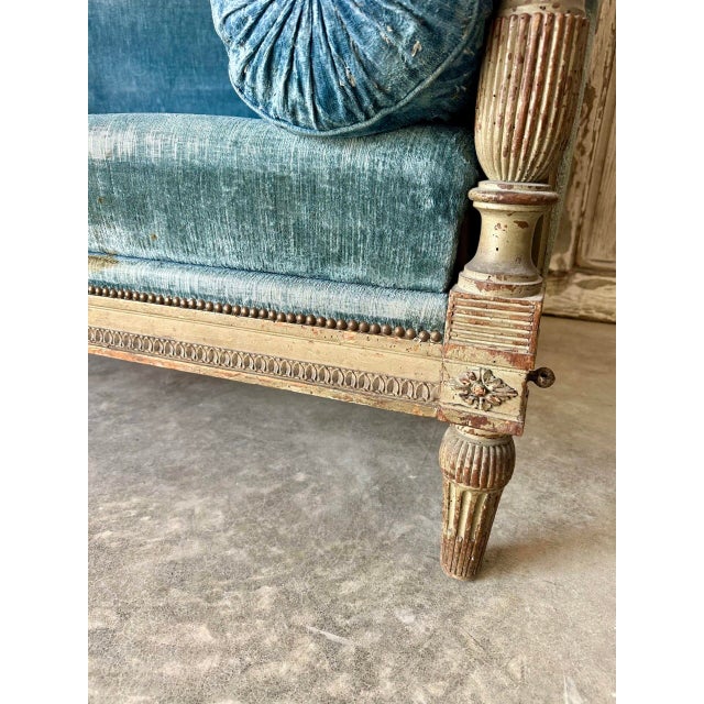 A lacquered wooden daybed dating from around 1800. The uprights feature detached columns and various carvings such as...
