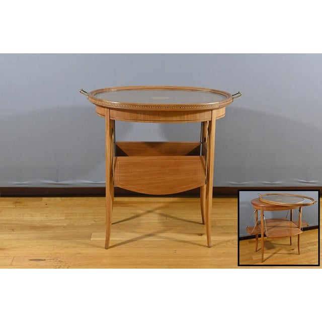 This oval tea table in blond mahogany, in art deco style dating from 1920, is an exceptional piece that combines elegance...