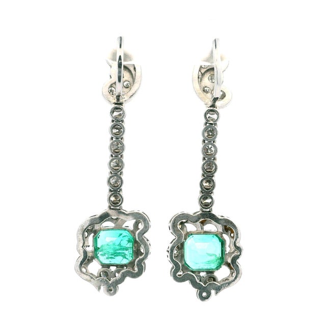 1970s 1970s Platinum Drop Earrings With Colombian Emeralds (5 Ct) and Diamonds (2 Ct), Art Deco Style, A Pair For Sale - Image 5 of 11