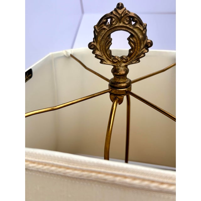 1980s Chinoiserie Bradburn Gallery Hand-Painted Faux Bois Metal Table Lamp With Original Labeled Shade For Sale - Image 12 of 12