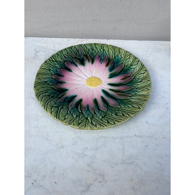 French Majolica daisy plate Orchies unsigned, circa 1890.