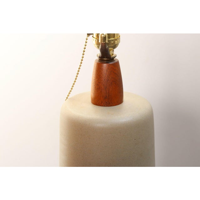 Vintage Gordon and Jane Martz Taupe Ceramic and Walnut Table Lamp With Finial For Sale - Image 9 of 16