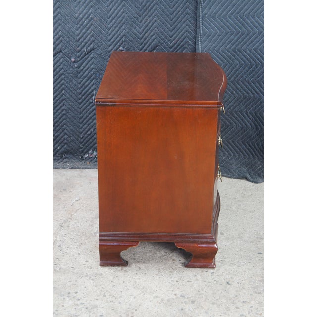 Late 20th Century Baker Georgian Mahogany Bowfront Chest of Drawers Nightstand Bedside Table, Attributed For Sale - Image 11 of 13