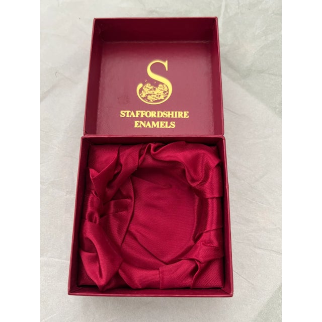 Vintage 1980s Staffordshire Enamel Box, 12 Days of Christmas, Made in England. For Sale In Naples, FL - Image 6 of 13