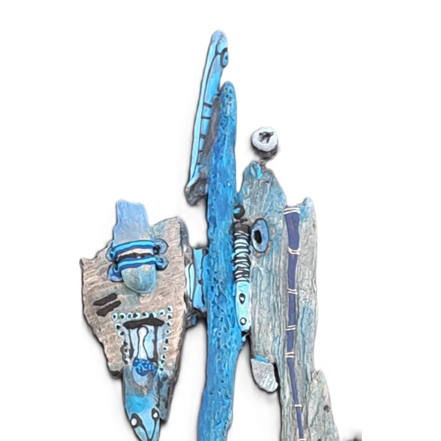 His work, often inspired by elements found at the seaside—driftwood, plastics, ropes—blends abstraction, sculpture,...