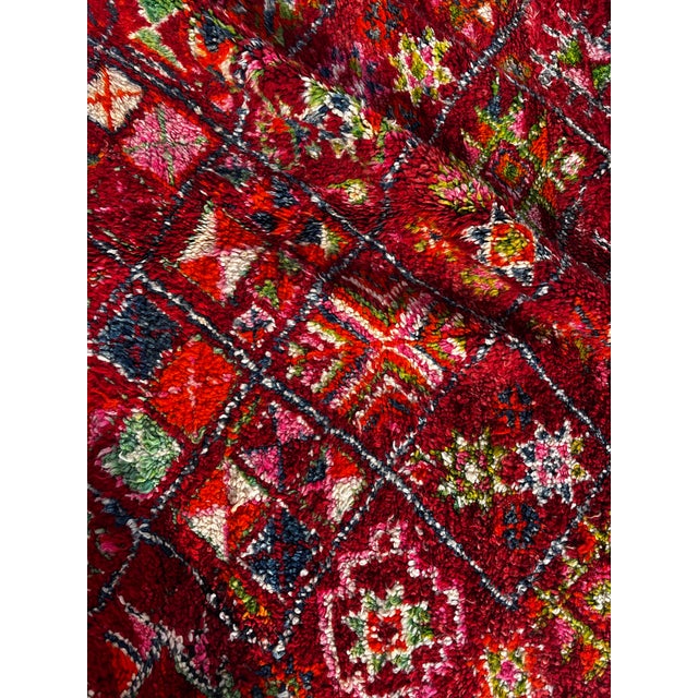 Vintage Moroccan Boujad Rug – Handwoven Wool Berber Area Rug From the 1970s For Sale - Image 9 of 9