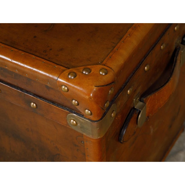 English Turn of the Century Leather Trunk with Brass Accents and Monogram, 1900s For Sale In Atlanta - Image 6 of 12