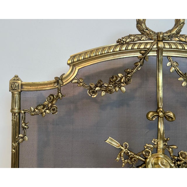 1940s Louis XVI style brass fire screen with mesh decorated with garlands For Sale - Image 5 of 12