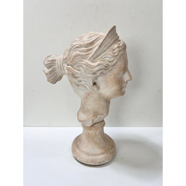 Vintage 1984 bust of Juno, the Roman goddess and queen of the heavens, by Austin Productions. Featuring classical Roman...