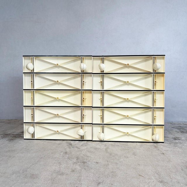 Encore Acrylic Record Racks by Height and Guille for Artifact Designs, England, 1973, Set of 2 For Sale - Image 12 of 13