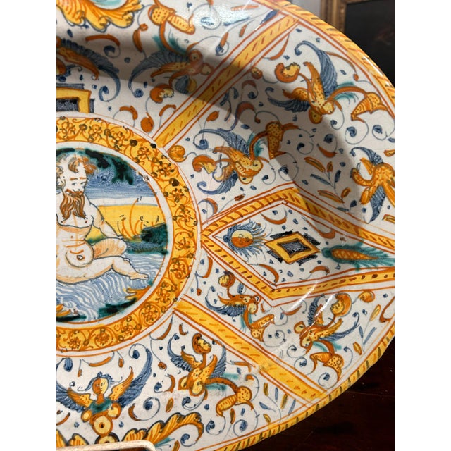 Calligraphic Tray from Deruta, 1650s For Sale - Image 3 of 8