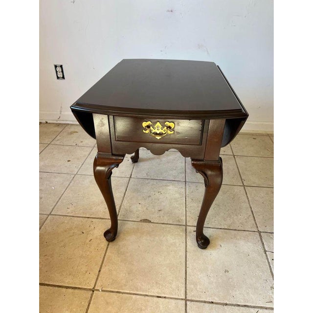 Queen Anne Vintage Ethan Allen Queen Anne Style Mahogany Drop Leaf Side Table. For Sale - Image 3 of 11