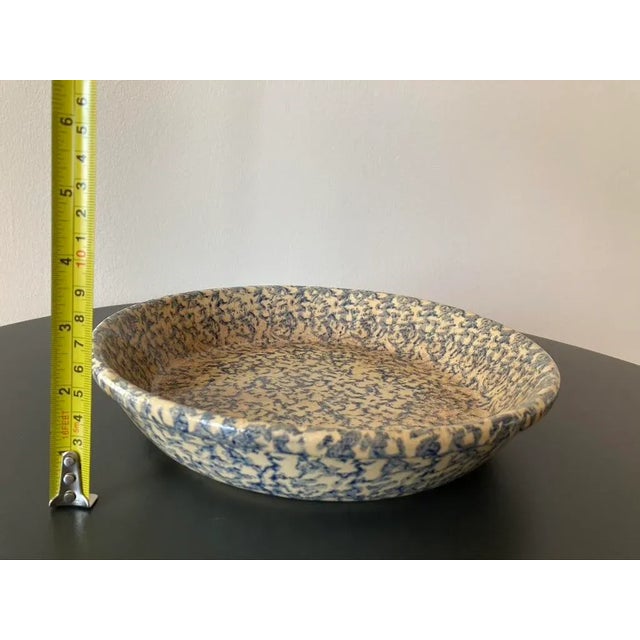 Ceramic American Robinson Ransbottom Quiche Tart Serving or Baking Dish Spongeware Pie Plate – Rustic Folk Art Pottery For Sale - Image 7 of 12