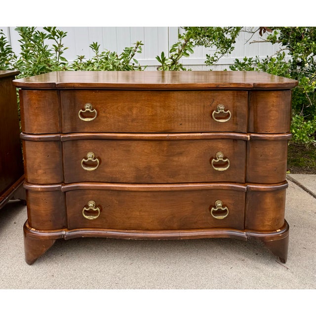 English Pair of English Georgian Chippendale Style Serpentine Front 3-Drawer Nightstands For Sale - Image 3 of 16