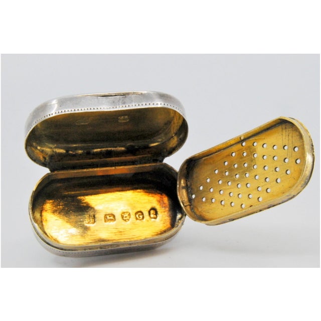 George III Oval Silver and Gold Vinaigrette Box with Lid Engraving For Sale - Image 3 of 10