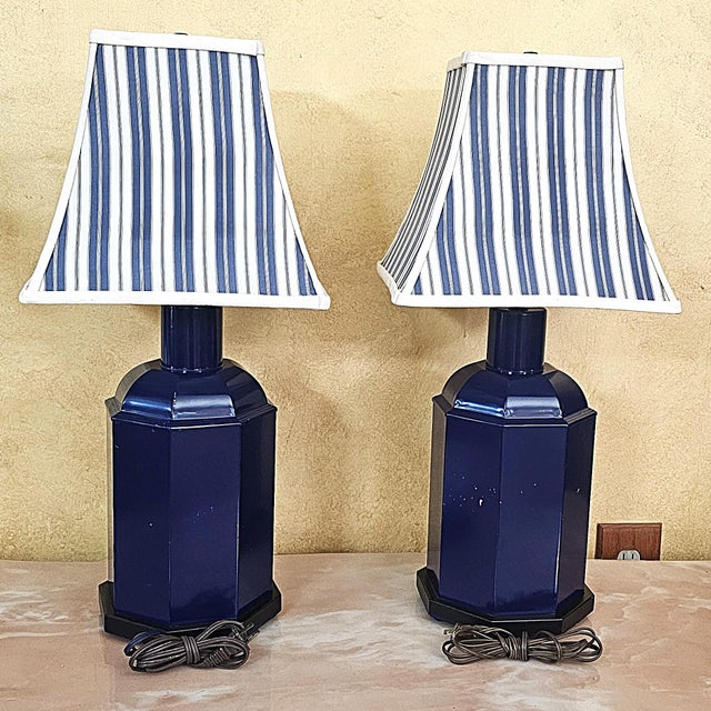 Hollywood Regency Pair of Vintage Cobalt Blue Tole Tea Caddy Table Lamps – Made in Usa For Sale - Image 3 of 18