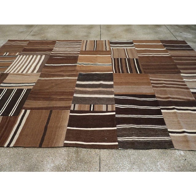Mid-20th Century Turkish Flatweave Kilim Room Size Carpet For Sale - Image 4 of 8