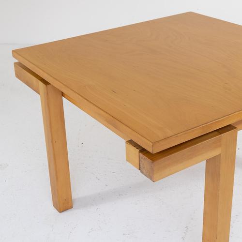 Versatile and with a minimalist design, this coffee table from the 1970s is made of beech wood and is distinguished by its...