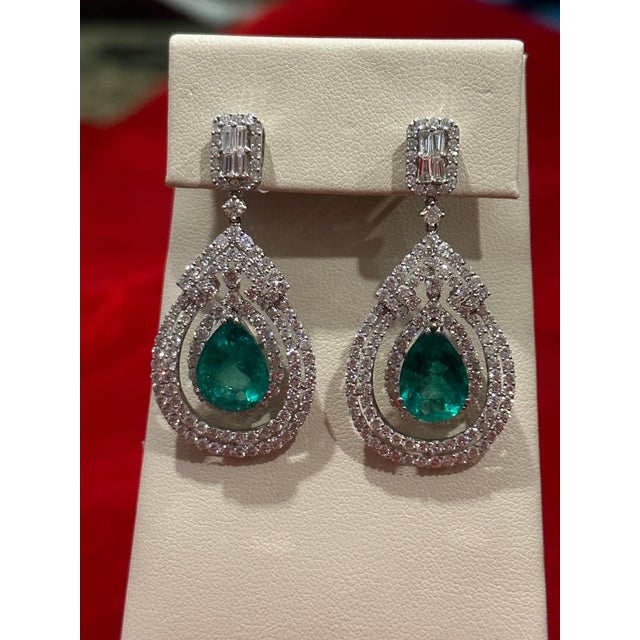 GIA Certified 8Ct Colombian Pear Emerald Diamond Hanging/ Drop Earrings 18K Gold, A Pair For Sale - Image 18 of 18