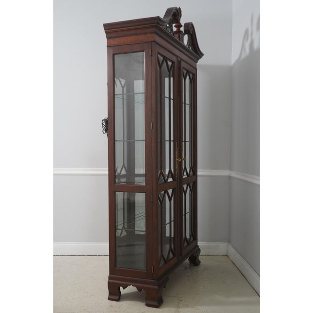 Chippendale Henkel Harris Model 2348 Mahogany Curio Cabinet For Sale - Image 3 of 18