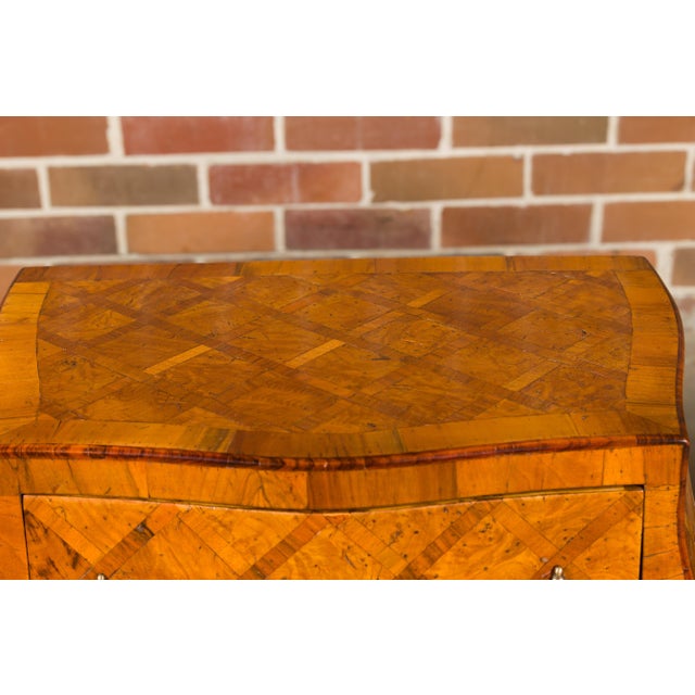 Mid 20th Century Italian Rococo Style Burl Wood Marquetry Bedside Chests with Cabriole Legs For Sale - Image 4 of 12