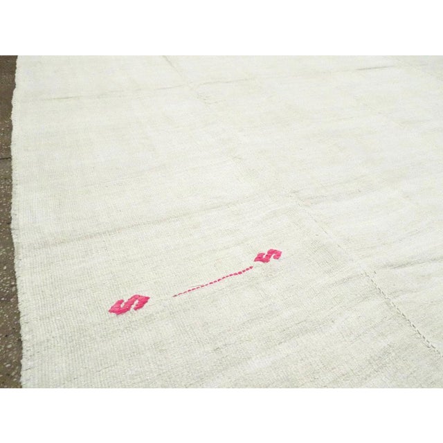 Galerie Shabab Collection Natural White Mid-20th Century Turkish Flat-Weave Kilim Large Room Size Carpet For Sale In New York - Image 6 of 10