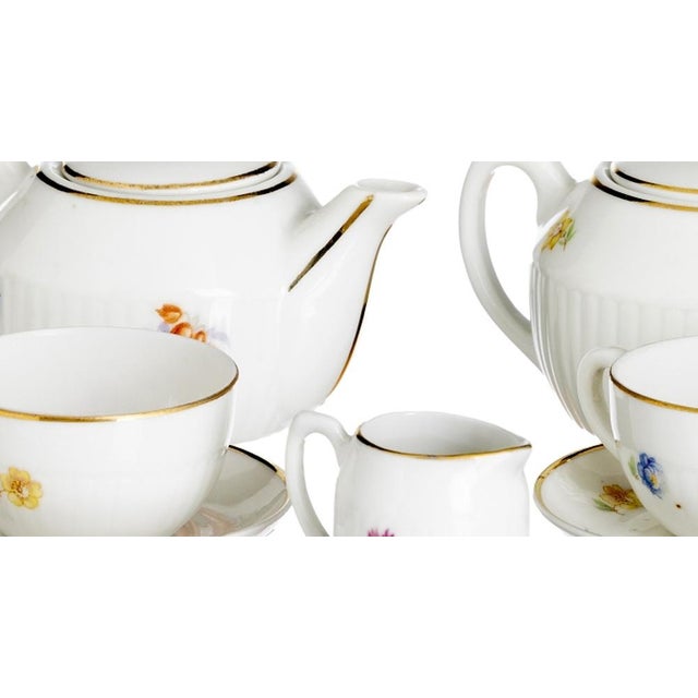 Porcelain - Miniature tea set - Vista Alegre. Made of molded porcelain from the Vista Alegre factory; composed of five...
