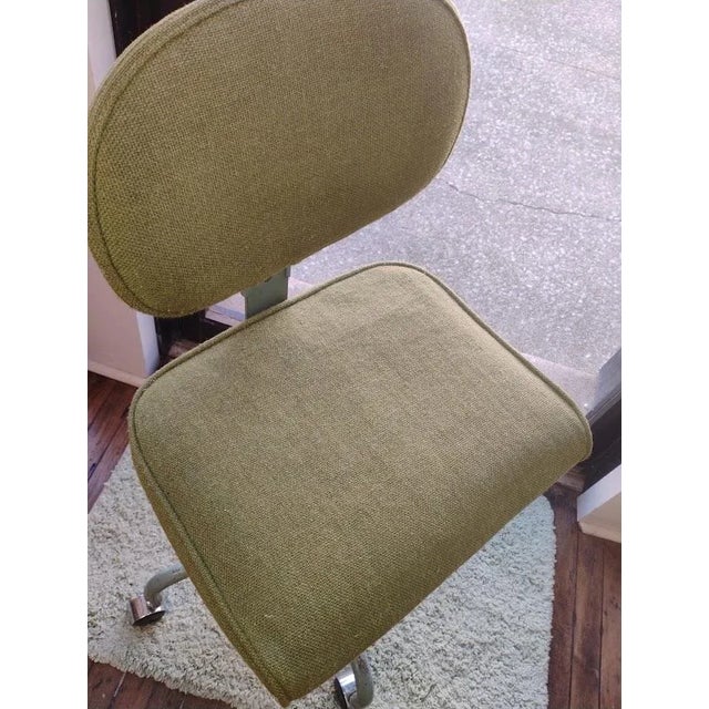 1970s Avocado Dept of Education MCM Industrial Rolling Chair For Sale - Image 6 of 13