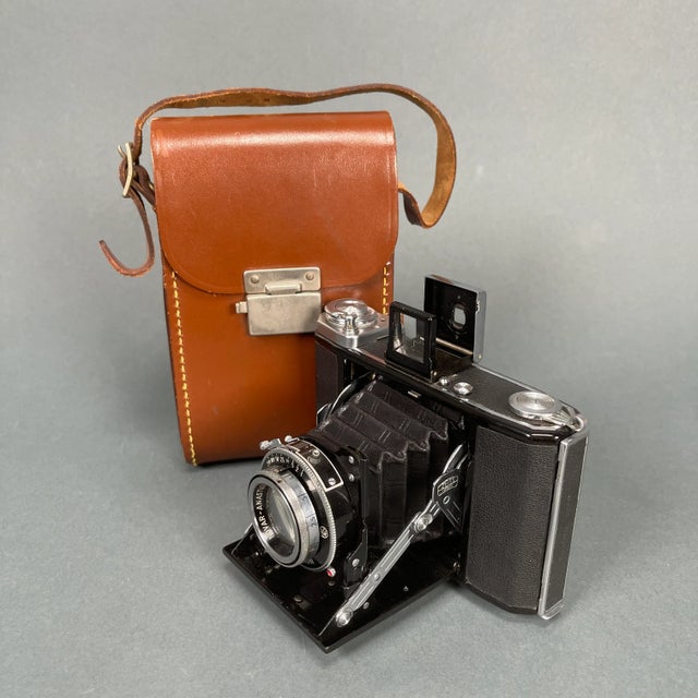 Vintage Zeiss Ikon Ikonta 521/16 Folding Camera Novar 7.5cm Lens with Leather Case Display Prop For Sale - Image 13 of 13