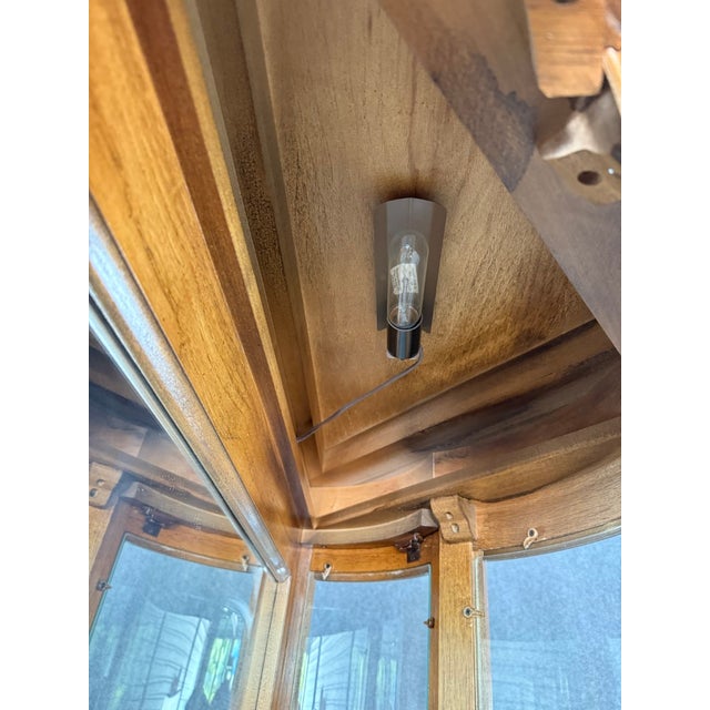 Late 20th Century Pulaski Furniture Co. Bombe Front Curio Cabinet For Sale - Image 13 of 14