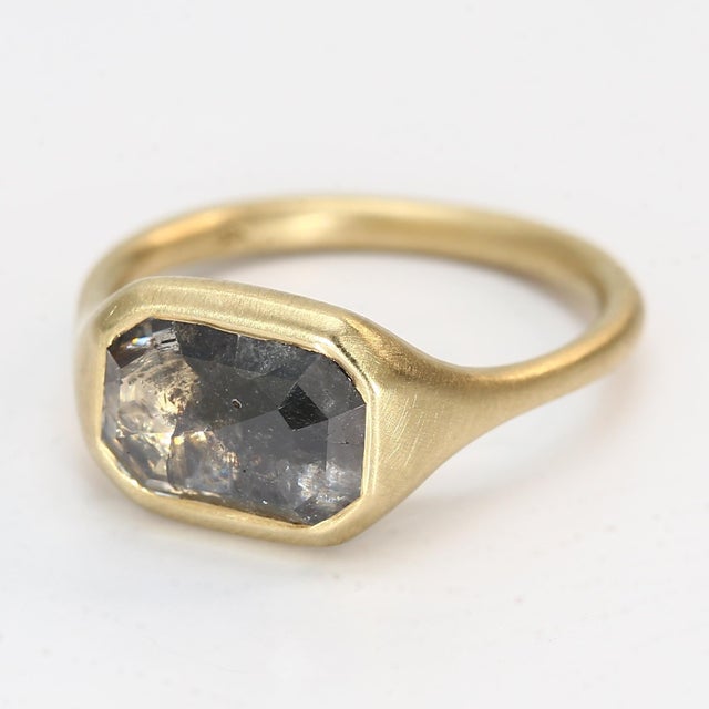 Contemporary 14k Yellow Gold Salt & Pepper Diamond Bezel-Set Matte Texture Ring - Size 6.75 For Sale - Image 3 of 3