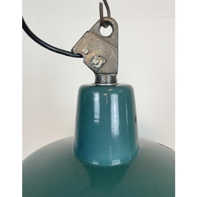 Mid-Century Modern Industrial Green Enamel Factory Lamp with Cast Iron Top, 1960s For Sale - Image 3 of 15