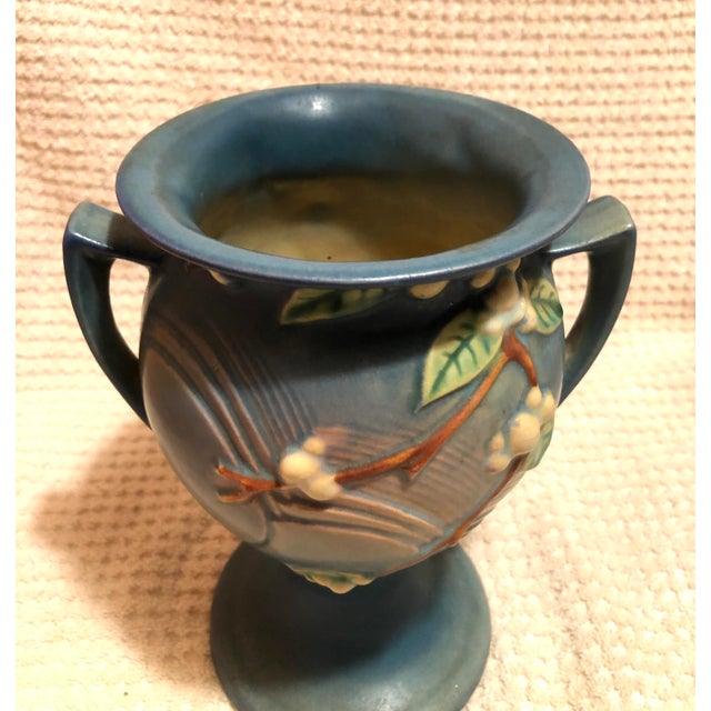 VTG Roseville Pottery Blue Trophy Vase C. 1947 1ur-8 Snowberry Pattern Approximately 8.5” X 6.5” X 5.5” For Sale - Image 4 of 12