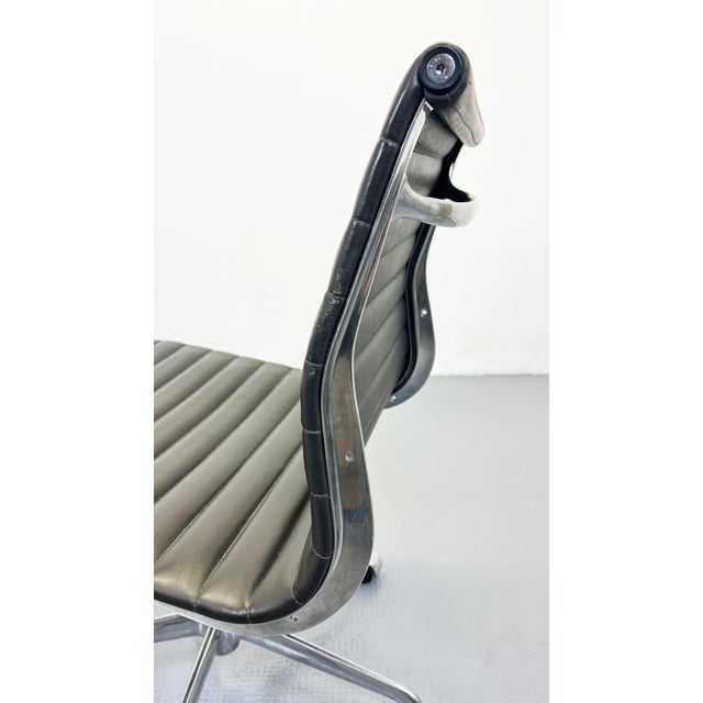 1980s EA117 Office Chair by Charles & Ray Eames for Herman Miller, 1980s For Sale - Image 5 of 12