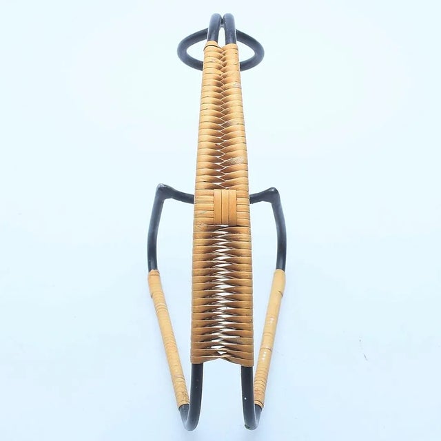 This bottle holder in painted steel is covered with a bamboo netting. It was made in the 1950s and is in the style of Carl...