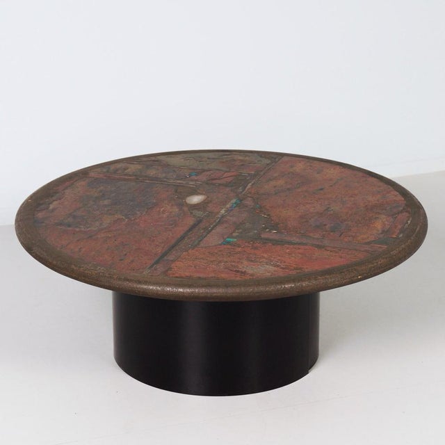 Paul Kingma coffee table from 1990 with a round top in earthy tones of stone, concrete and inlaid semi-precious stones – a...