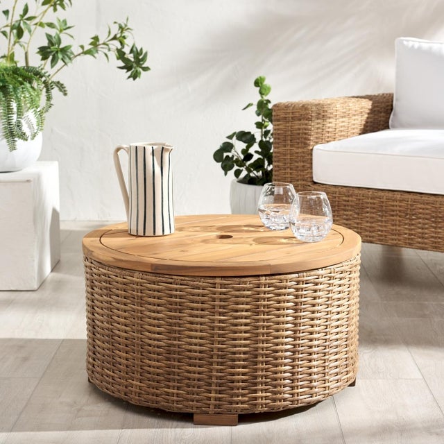 Give a chic and elegant update to your patio with our Anguilla outdoor coffee table. Our coffee table brings textural...