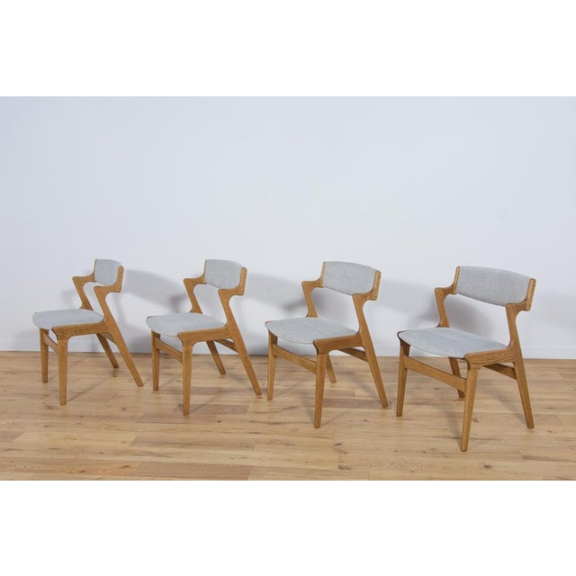 A set of four chairs produced in the Danish manufacture Nova Mobler in the 1960s. Elegant chairs with an interesting form....