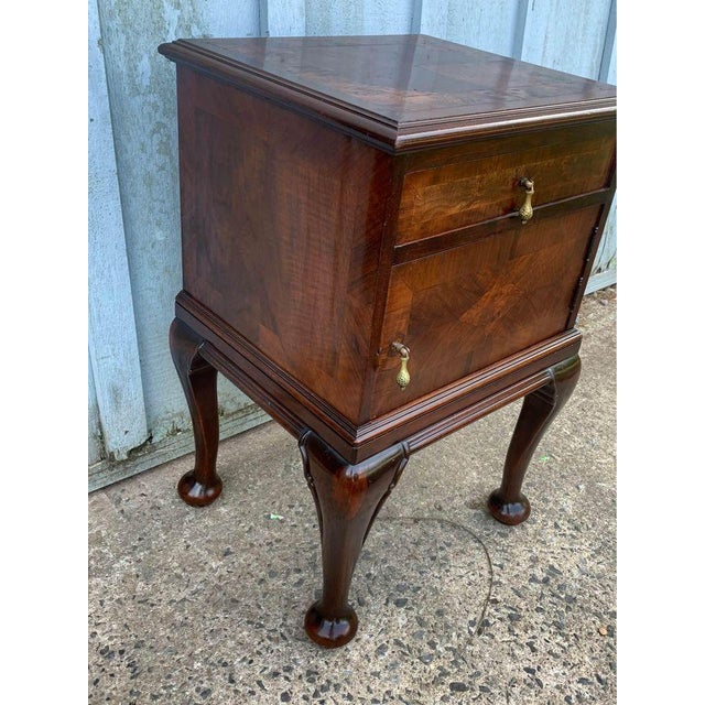 Brown Antique George Style Burlwood Inlaid Night Stand Bedside Cabinet For Sale - Image 8 of 10