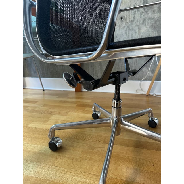 2000 - 2009 Authentic Eames Aluminum Group Ea335 Task Chair For Sale - Image 5 of 11