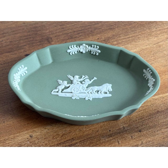A beautiful English Wedgwood Jasperware jewelry dish with Neoclassical design, mid 20th century England. White...