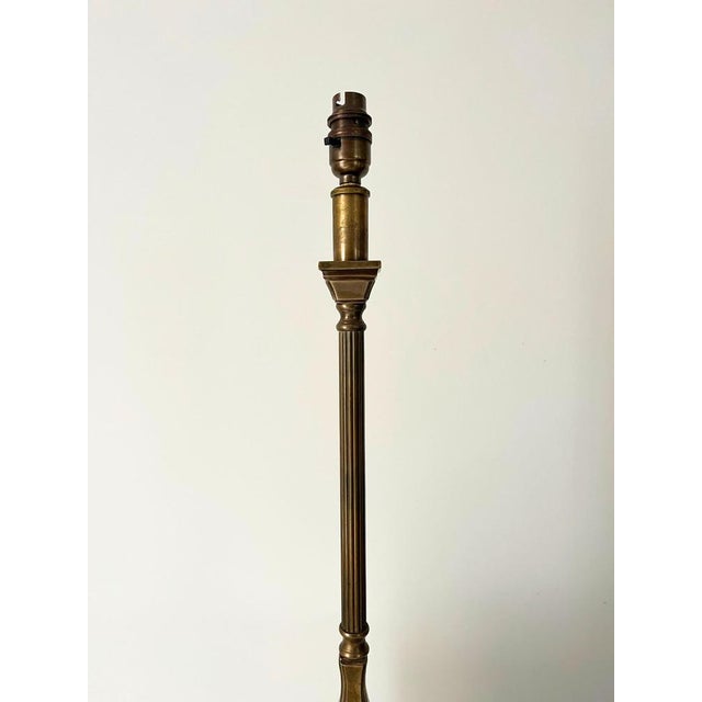 British Neoclassical Reeded Brass Table Lamp, 1930s For Sale - Image 4 of 8